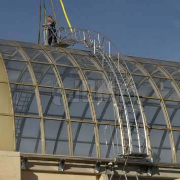 Aluminiumstructuur voor het onderhoud van een gebogen glazen dak. Aluminiumstructuur voor het onderhoud van een gebogen glazen dak - Building Maintenance Unit